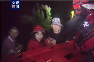 ?冥场面！博格巴遭马奎尔航母摆尾爆头，C罗上前安慰博格巴