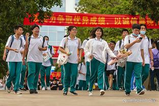 尤文官微：公开训练日小雨沥沥？️ 温暖瞬间捂热你我的心？